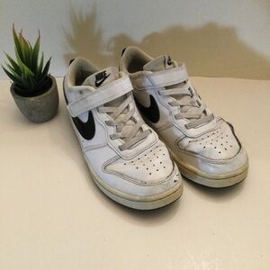 Nike Kids White and Black Sneakers Size 2